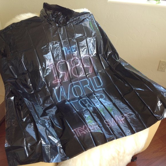TAYLOR SWIFT VIP Merchandise Set from “1989 Tour” - Picture 13 of 15